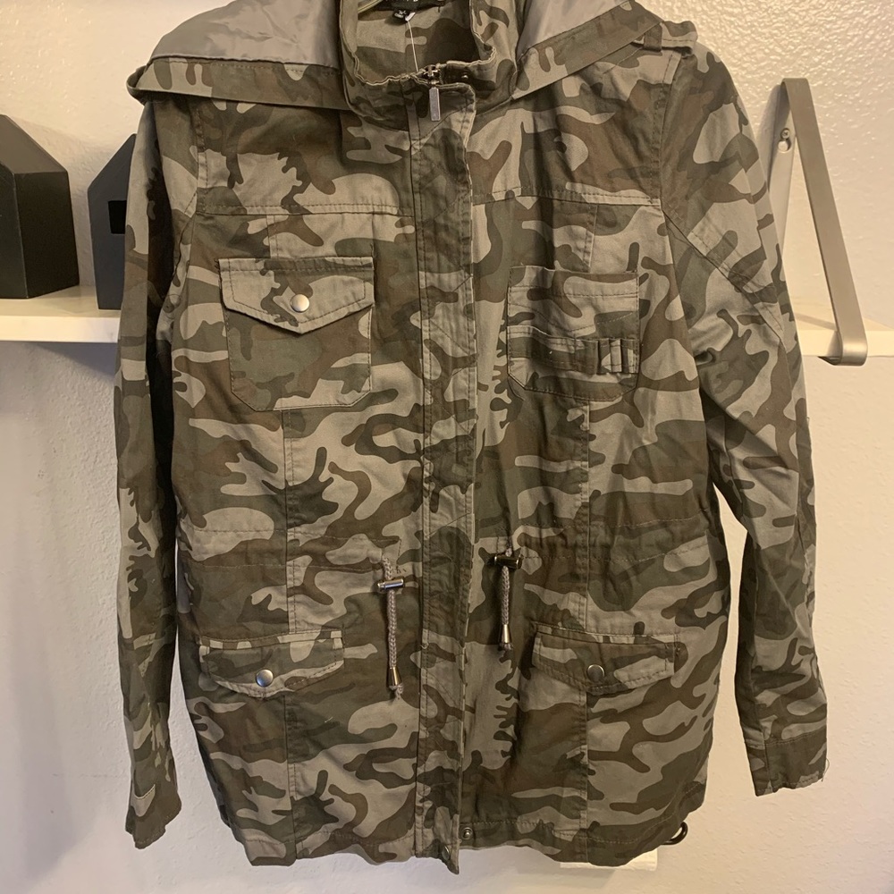 ❤️ SOLD ❤️Grey hooded camouflage jacket